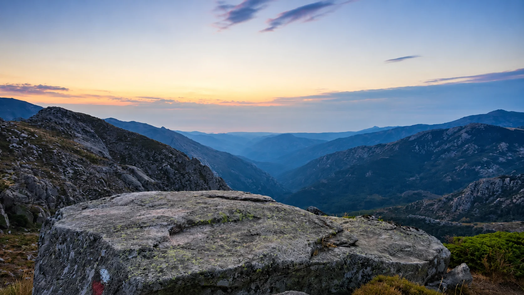Vallée profonde au crépuscule